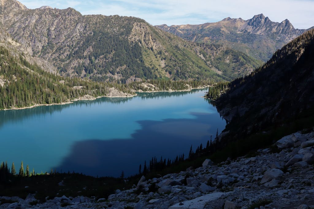 A peaceful view of Colchuck Lake surrounded by the Cascade Mountains in Washington, USA.