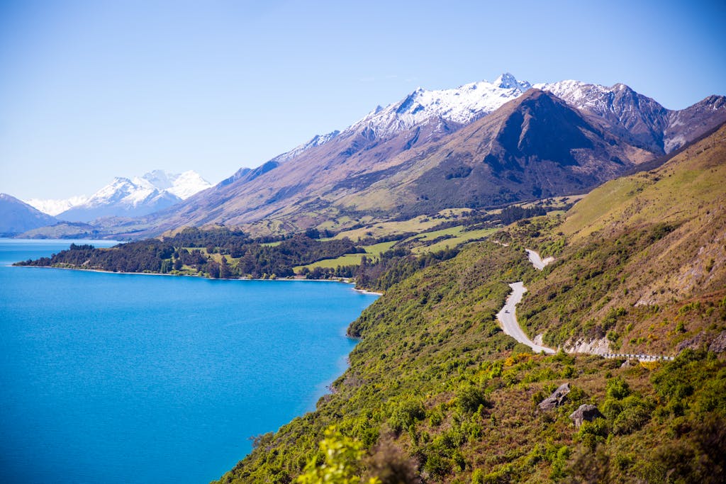 Stunning view of mountains and lake in Queenstown, New Zealand, perfect for travel and nature enthusiasts.